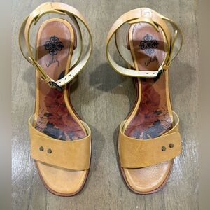 Vélez leather sandals in warm mustard color